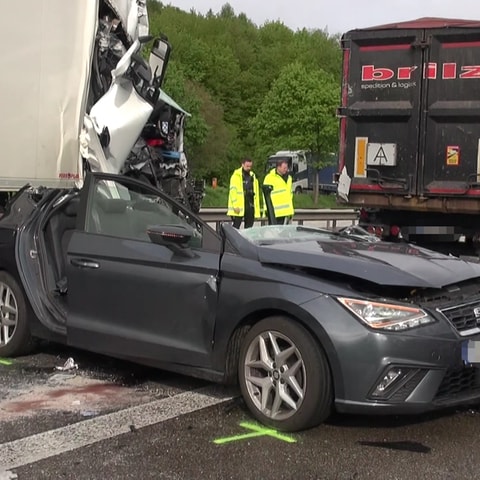 Bei einem Unfall auf der A61 bei Sinzig mit zwei Lkw und einem Auto wurde eine 24-jährige Frau schwer verletzt (Foto: Winkler TV)
