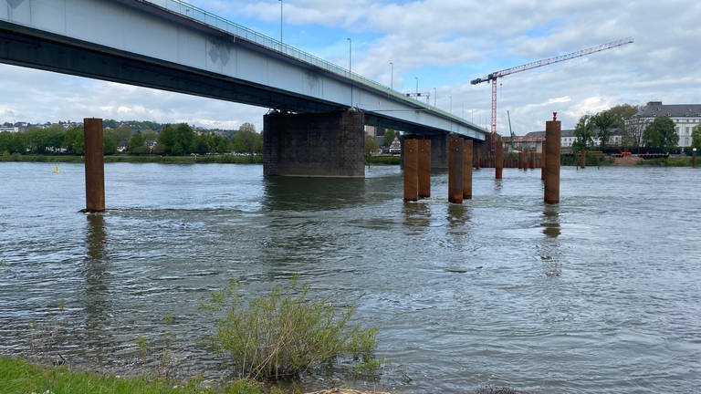 Für den Neubau der Pfaffendorfer Brücke in Koblenz laufen die Arbeiten - erste Stahlrohre sind im Rhein platziert.