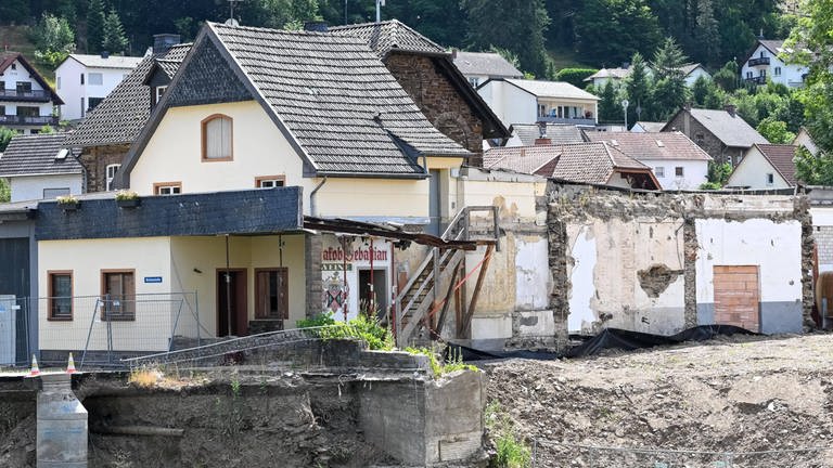 Zerstoertes Haus und zerstoerte Uferboeschung in Resch. Das Ahrtal im Sommer 2023, 2 Jahre nach der Flutkatastrophe.