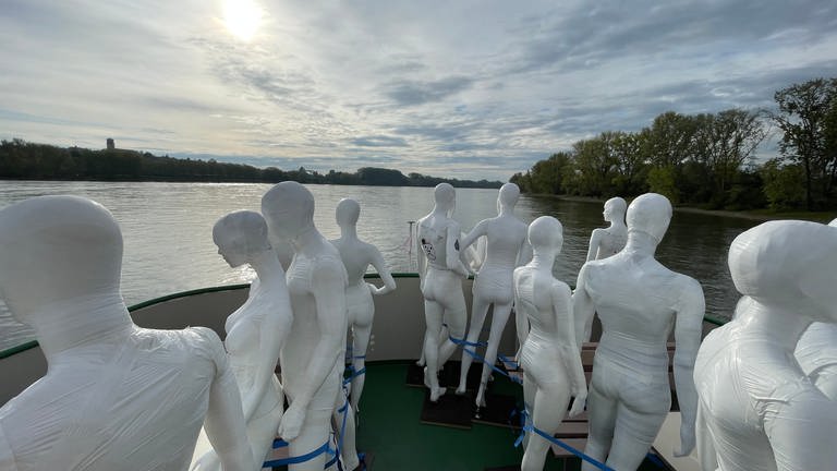 Angehörige von Opfern der Ahrflut protestieren per Schiff (Foto: SWR)