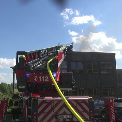 Brand in einer Förderschule in Westerburg, Feuerwehr im Einsatz 