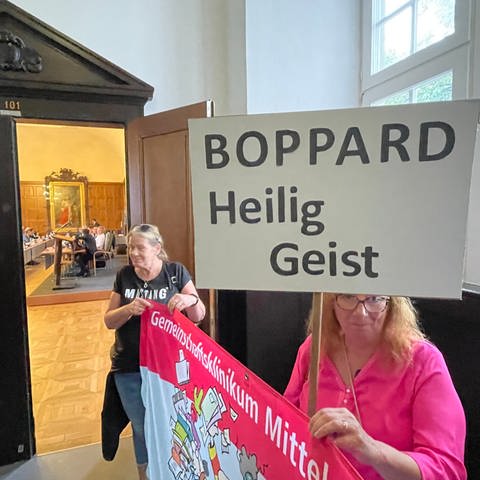 Demonstration für den Erhalt des Krankenhauses Boppard vor der Stadtratssitzung in Koblenz.