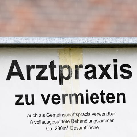 Ärztemangel in Kommunen in RLP: Schild mit Aufschrift "Arztpraxis zu vermieten"