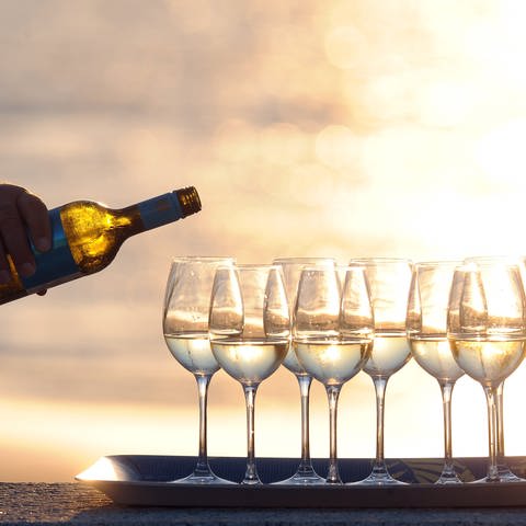 Wein wird in Gläser geschenkt. (Foto: dpa Bildfunk, Picture Alliance)