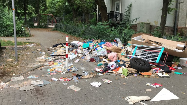 Ein großer Haufen Müll liegt im Hemshof in Ludwigshafen vor einem Spielplatz