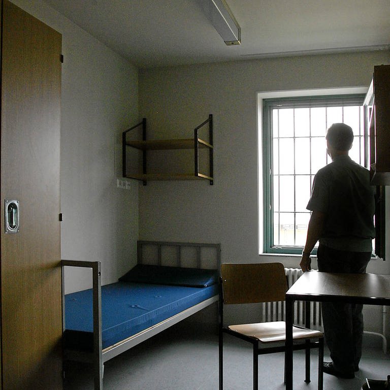 Ein Gefangener in einer Gefängniszelle, auch an der JVA Frankenthal gibt es Drogen, die reingeschmuggelt werden