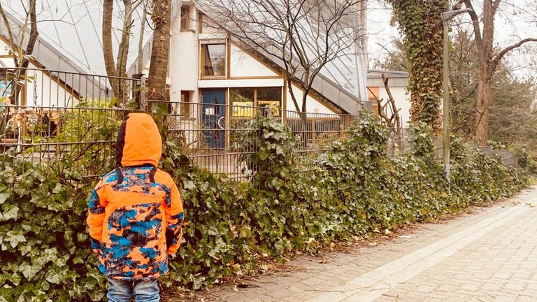Kind steht vor geschlossener Kita in Ludwigshafen (Foto: SWR)