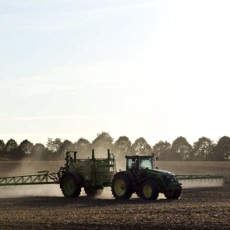Traktor spritzt auf Feld