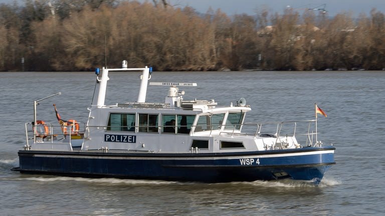 Boot der Wasserschutzpolizei auf dem Rhein: Bei Bingen fahr ein Mann von einem fahrenden Güterschiff in den Rhein gestürzt