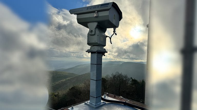 Erste Feratel Webcam in der Pfalz auf der Kalmit in Betrieb (Foto: Touristinformation Maikammer)