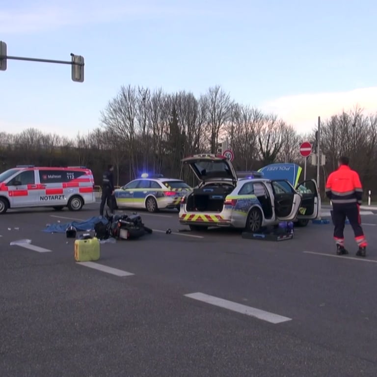 In Ludwigshafen ist am Sonntag ein Motorradfahrer bei einem Unfall mit einem Polizeiauto tödlich verunglückt.