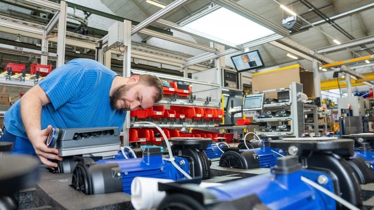 Ein Mitarbeiter der KSB montiert eine EtaLine Pro, die in Frankenthal produziert wird. (Foto: KSB)