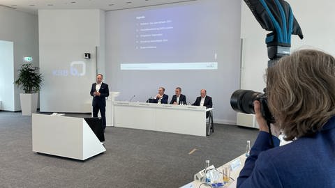 Management des Pumpen- und Armaturenherstellers KSB auf der Pressekonferenz in Frankenthal. (Foto: SWR)