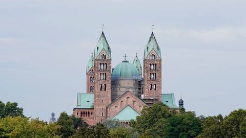 Blick auf die beiden östlichen Kirchtürme des Doms zu Speyer