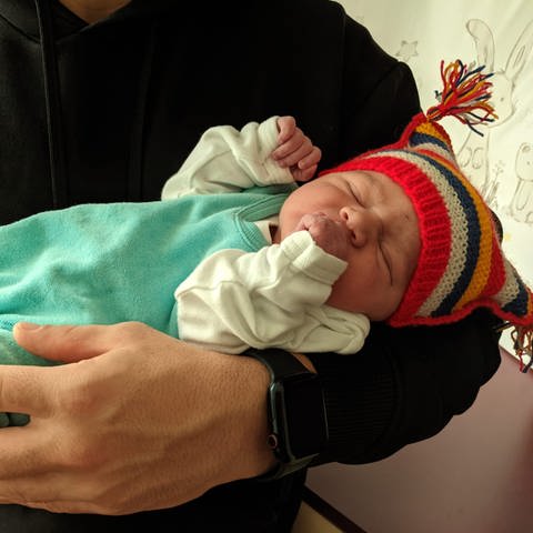 Baby Lian war das erste Rosenmontagsbaby in Mainz 2024 (Foto: Marienhaus Klinikum Mainz)