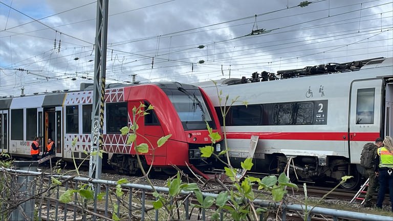 Züge am Wormser Hauptbahnhof zusammengestoßen (Foto: SWR)