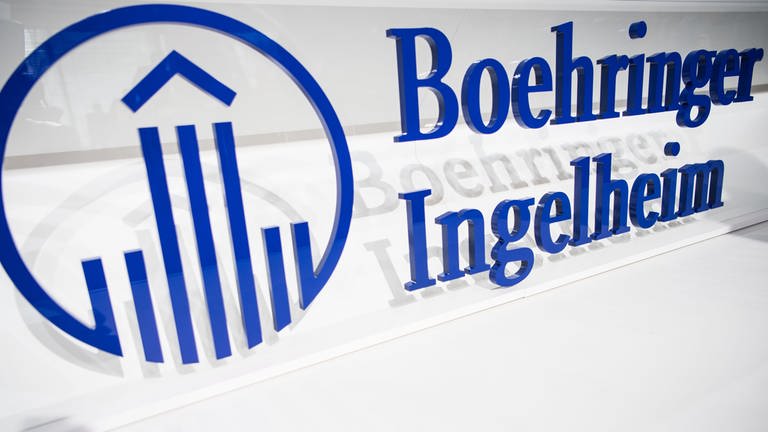 Der Schriftzug des Pharmaunternehmens Boehringer Ingelheim ist auf einer Plexiglaswand dargestellt