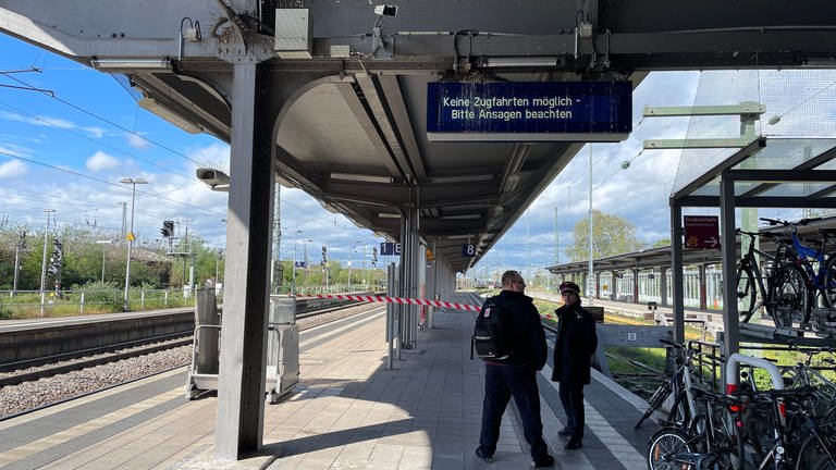 Nach dem Zugunfall in Worms ist der Bahngleis abgesperrt.  (Foto: SWR)