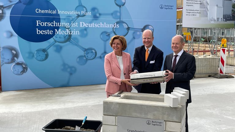 Bundeskanzler Olaf Scholz bei der Grundsteinlegung eines neues Innovationszentrums bei Boehringer Ingelheim.