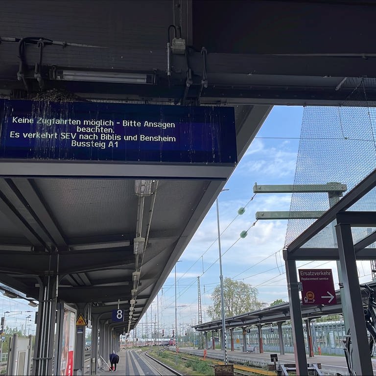 Die Fahrplanauskunft in Worms: Weiter Beeinträchtigungen am Wormser Hauptbahnhof (Foto: SWR)