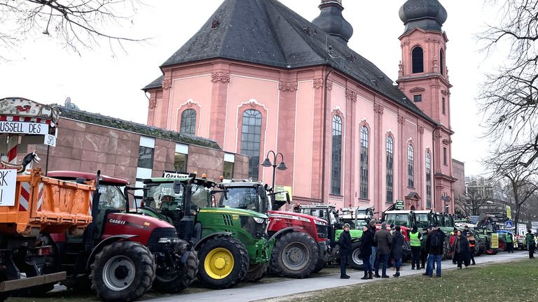 Mit Dutzenden Traktoren haben sich Landwirte im Mainzer Regierungsviertel versammelt.