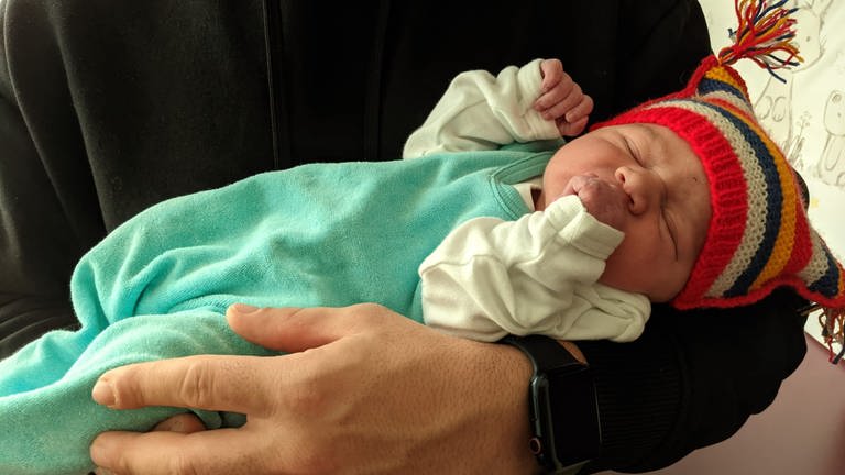 Baby Lian war das erste Rosenmontagsbaby in Mainz 2024 (Foto: Marienhaus Klinikum Mainz)