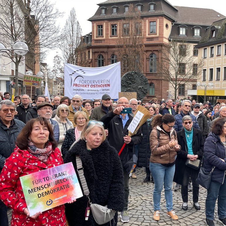 In Worms versammelten sich am Samstag wieder viele Menschen, um gegen Rechtsextremismus zu protestieren.  (Foto: SWR, Vanessa Siemers)