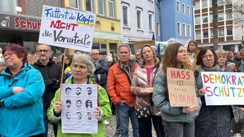 Mit Plakaten erinnerten die Demonstrant:innen an die Opfer von Hanau vor vier Jahren.