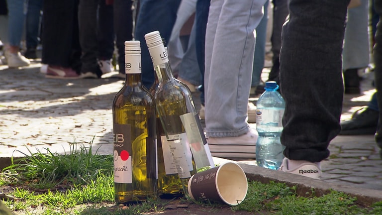 Müll bleibt oft liegen und Wein wird häufig nicht vor Ort gekauft - das Mainzer Marktfrühstück macht weiter Probleme (Foto: SWR)