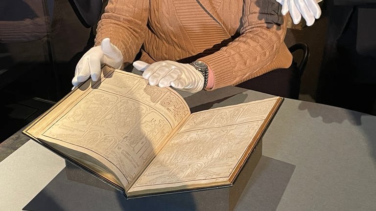 Das Gutenberg-Museum Mainz hat diese historische 500 Jahre alte Bibel gekauft. (Foto: SWR)