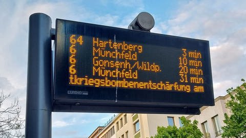 Auf einer digitalen Anzeigen der Mainzer Mobilität wird auf die Bombenentschärfung am 26.4. am Europakreisel hingewiesen.