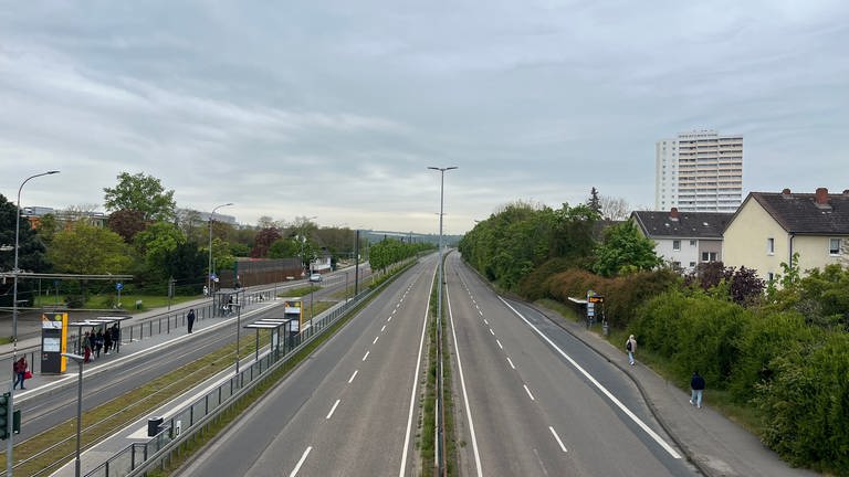 Die Saarstraße in Mainz stadtauswärts: Wegen der Bombenentschärfung ist sie gesperrt.  (Foto: SWR, Olaf Lemcke)