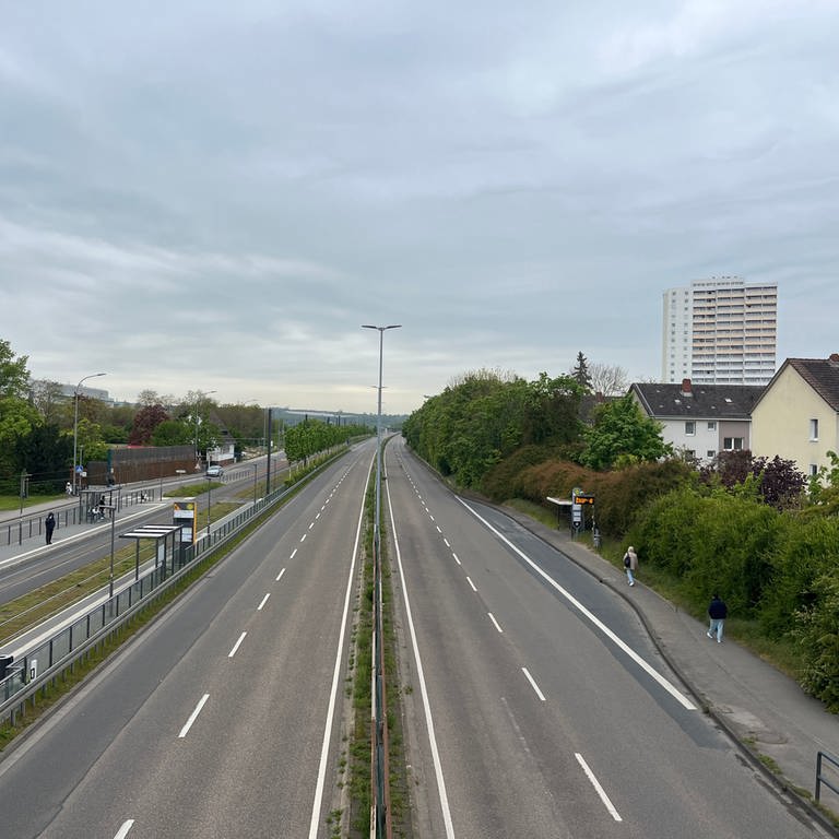 Die Saarstraße in Mainz stadtauswärts: Wegen der Bombenentschärfung ist sie gesperrt.  (Foto: SWR, Olaf Lemcke)