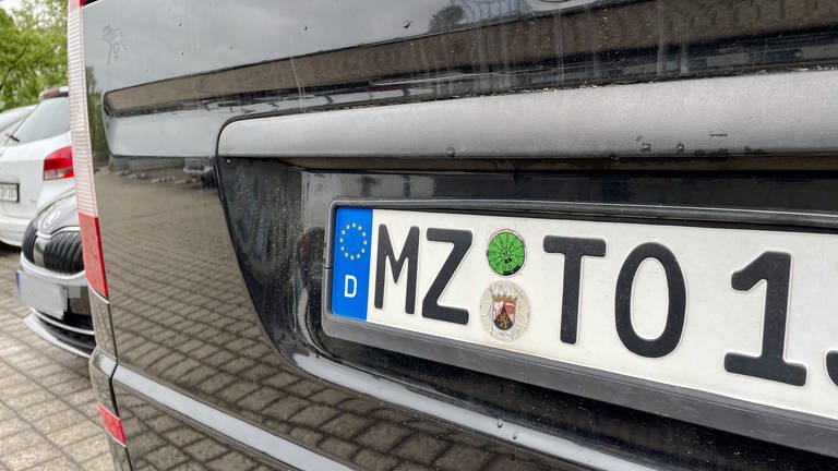 In Mainz hat ein Mann die Nummernschilder eines anderen Autos dupliziert und an sein eigenes Auto angebracht (Foto: SWR)