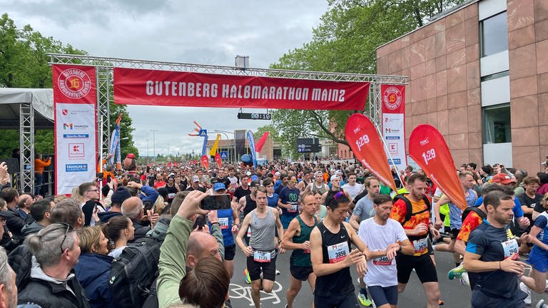 Der Gutenberg Halbmarathon 2024 ist gestartet. (Foto: SWR, Golo Schlenk)