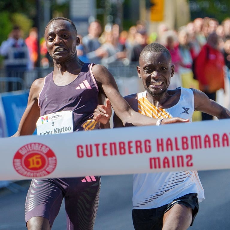 Victor Kiptoo und Benson Nzioki kommen nach einem harten Schluss-Sprint zeitgleich ins Ziel. Es gibt zwei Sieger beim Gutenberg Halbmarathon. (Foto: dpa Bildfunk, picture alliance/dpa | Andreas Arnold)