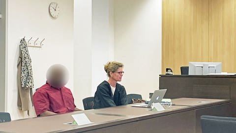 Der Täter sitzt neben seiner Anwältin auf der Anklagebank
