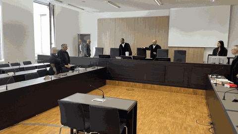 Die Angeklagte im Gerichtssal: Halbe Million Euro weg - Prozess gegen mutmaßliche Heiratsschwindlerin in Wiesbaden