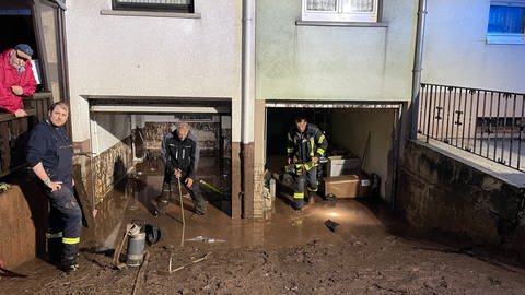 Feuerwehrleute in Kirn-Sulzbach pumpen Keller leer.