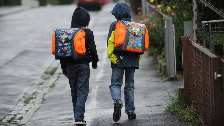Zwei Grundschüler auf dem Weg zur Schule