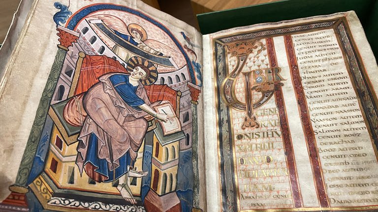 Das Ada-Evangeliar ist eine Bilderhandschrift des Neuen Testaments aus der Malerschule am Hof Karls des Großen. Entstanden ist sie vor rund 1.200 Jahren in Aachen. Die Texte wurden mit goldener Tinte geschrieben.  (Foto: SWR)