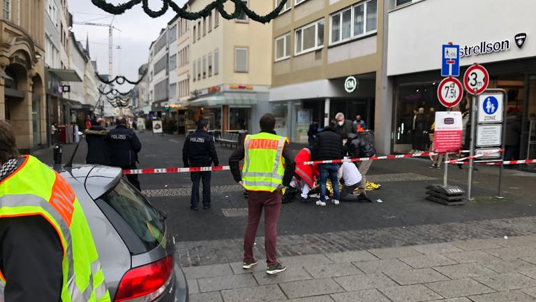 Sanitäter kümmerten sich am 1. Dezember 2020 in der Brotstraße in Trier um die ersten Opfer der Amokfahrt. 
