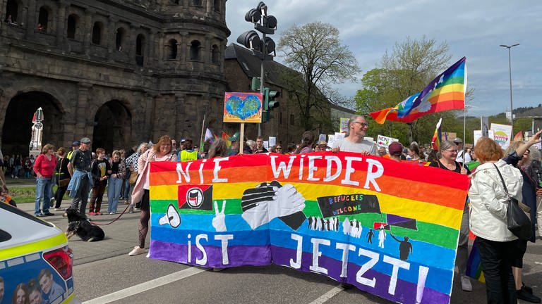 An der Porta Nigra in Trier trafen sich rund 100 Menschen, um gegen Rechtsextremismus zu demonstrieren.