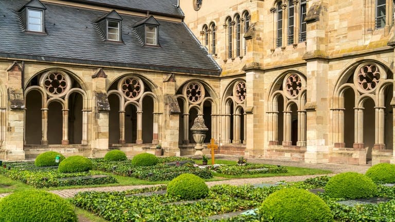 Der Dom in Trier lockt an heißen Sommertagen ebenfalls ins Innere. Die dicken Steinmauern sperren die Hitze aus. Der Kreuzgang des Doms gehört zum WEltkulturerbe.