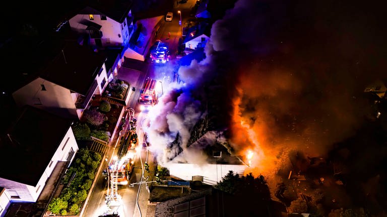 In Idar-Oberstein brennt am Monatgmorgen ein Einfamilienhauses. Nach Angaben der Polizei ist niemand verletzt worden.