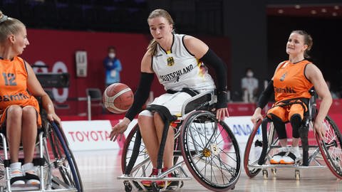 Die deutsche Rollstuhl-Basketballnationalspielerin Mareike Miller bei den Paralympics 2021 in Tokio. Sie spielt mittlerweile für den Bundesligisten Dolphins Trier. Mit der Nationalmannschaft und Trainer Dirk Passiwan will sie nach Paris.
