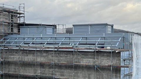 Wärmepumpen auf dem Dach der Sparkasse Trier. Nach Beschwerden der Anwohner mussten um die Anlagen Schallschutzwänden gebaut werden.  (Foto: Bürgerinitiative Trier Nord)