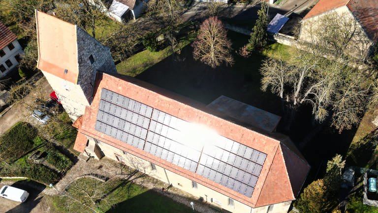 Eine Solaranlage auf einem Kirchendach.