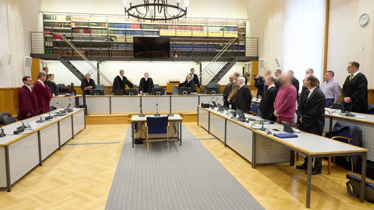 Im Prozess gegen die "Vereinten Patrioten" sitzen jetzt auch zwei Menschen aus Rheinland-Pfalz auf der Anklagebank. Der Vorwurf: Hochverrat.  (Foto: picture-alliance / Reportdienste, Picture Alliance)