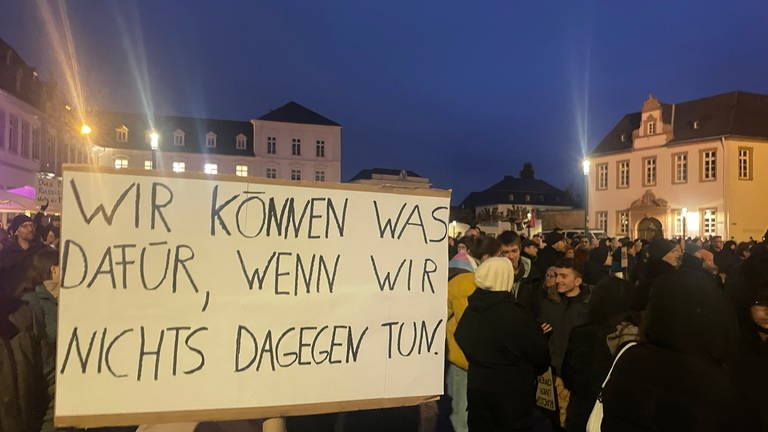 In Trier demonstrieren mehrere hundert Menschen gegen eine Parteiveranstaltung der AfD auf dem Domfreihof.